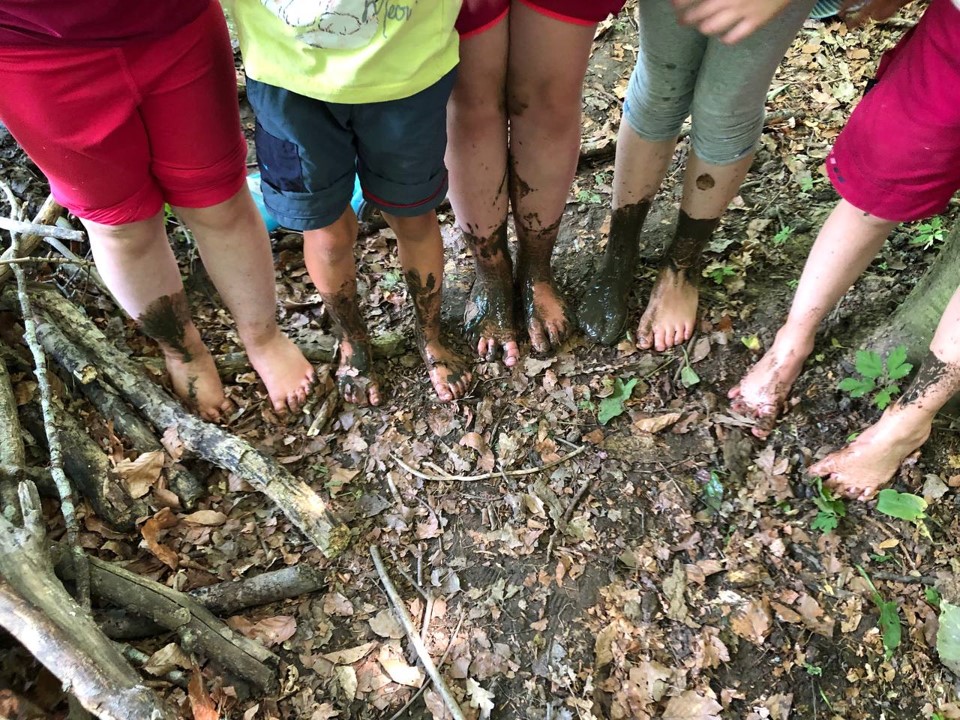 Holunderblütensirup und Barfußpfad